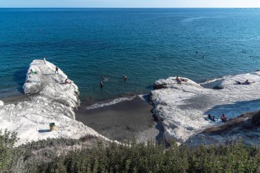 Limasol, Kıbrıs - 10 Ekim. Beyaz kireçtaşı kayalıkları olan 2019 Vali plajı. Yukarıdan görüntüle