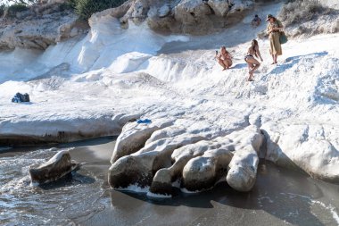 Limasol, Kıbrıs - 10 Ekim. 2019 Valinin plajında beyaz kireçtaşı kayalıkları olan insanlar.