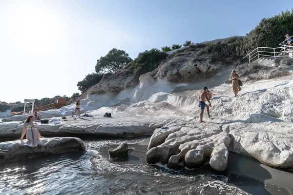 Limassol, Cypr - 10 października. 2019 Ludzie w Gubernatorskiej plaży z białymi wapiennymi klifami. — Zdjęcie stockowe