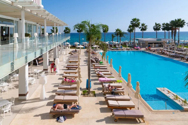 Protaras, Cypr - 12 października. 2019 rok. Constantinos The Great Beach Hotel. Na zewnątrz — Zdjęcie stockowe