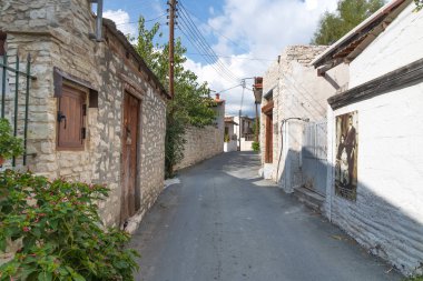 Lania, Kıbrıs - 10: 2019. Troodos Dağı 'nın yayan köyü geleneksel şarap üretimiyle ünlüdür.