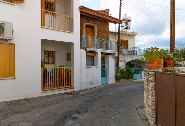 Hermosas calles estrechas en el pueblo de Lania, Chipre — Foto de Stock