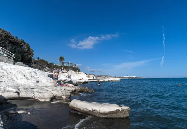 Limassol, Cypr - 10 października. 2019 Plaża gubernatora z białymi wapiennymi klifami. Punkt orientacyjny — Zdjęcie stockowe