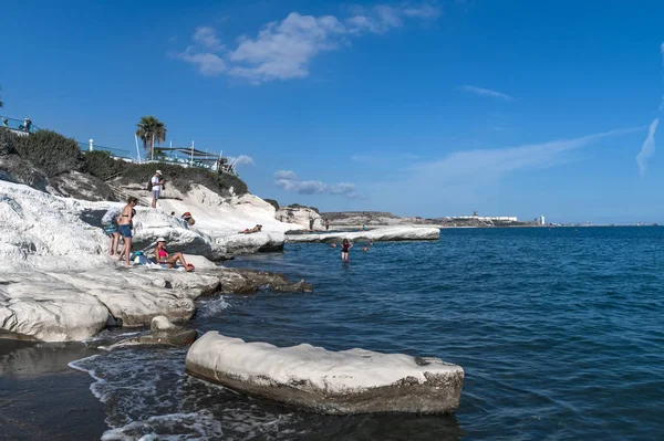 Лимасол, Cyprus - Opel 10. 2019 Губернаторский пляж с белыми известняковыми скалами. Ориентир — стоковое фото