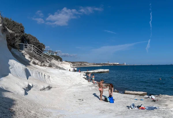 Limassol, Cypr - 10 października. 2019 Plaża gubernatora z białymi wapiennymi klifami. Punkt orientacyjny — Zdjęcie stockowe