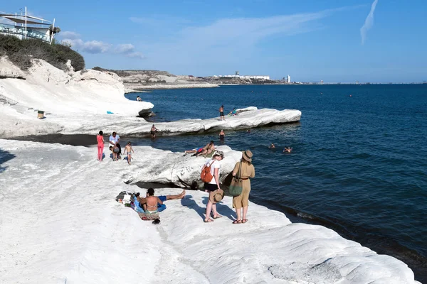 Limassol, Cipro 10 ottobre. 2019 Spiaggia del governatore con scogliere di calcare bianco. Punto di riferimento — Foto Stock