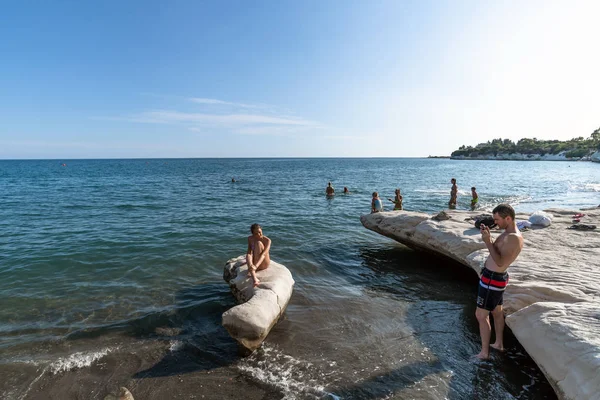 Limassol, Chypre - 10 oct. 2019 Plage du gouverneur avec falaises de calcaire blanc. Repère — Photo