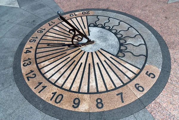 Reloj de sol en la cubierta de observación en el terraplén Sebastopol, Crimea — Foto de Stock