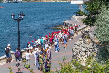 Sivastopol, Kırım - 3 Temmuz 2019. Rıhtımda bir grup çocuk turistik geziye çıktı.