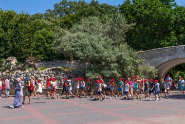 Sivastopol, Kırım - 3 Temmuz 2019. Rıhtımda bir grup çocuk turistik geziye çıktı.