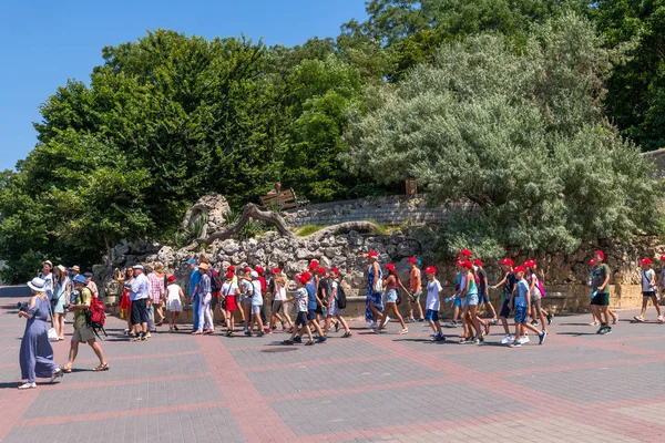 Sivastopol, Kırım - 3 Temmuz 2019. Rıhtımda bir grup çocuk turistik geziye çıktı.