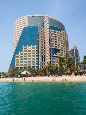 Abu Dabi, Uae - 1 Nisan. 2019. Rotana 'dan Khalidiya Sarayı yakınlarındaki sahil Rayhaan.