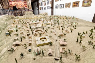 Bakhchisaray, Kırım - Temmuz. İki. 2019. Müzedeki ortaçağ Bakhchisarai 'sinin minyatür bir kopyası Degirmen.