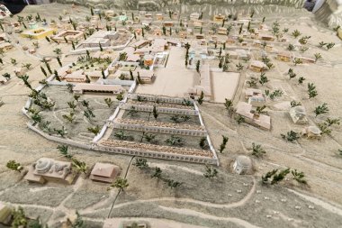 Bakhchisaray, Kırım - Temmuz. İki. 2019. Müzedeki ortaçağ Bakhchisarai 'sinin minyatür bir kopyası Degirmen.