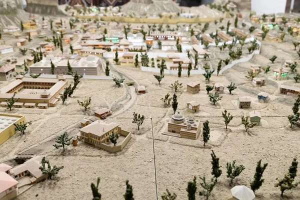 Bakhchisaray, la Crimea - julio. 2. 2019. Una copia en miniatura del Bakhchisarai medieval en el museo Degirmen — Foto de Stock