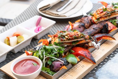 Kebap - geleneksel Türk yemeği. Ateşte pişirilmiş.