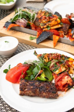 Kebap - geleneksel Türk yemeği. Ateşte pişirilmiş.