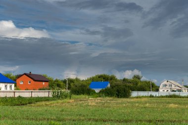Bulutlu gökyüzü ile güzel bir yaz manzarası