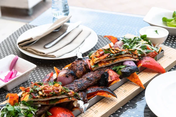 Kebab com verduras e pão de pita - prato turco tradicional. Cozido em fogo — Fotografia de Stock