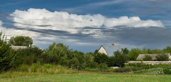 구름낀 하늘의 아름다운 여름 시골 풍경 — 스톡 사진