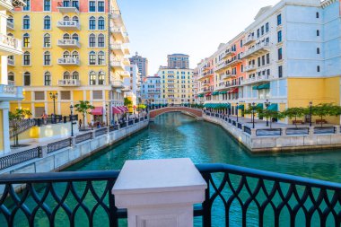 Doha, Katar - 23 Kasım. 2019. Pearl Adası 'ndaki Qanat Quartier bölgesi.