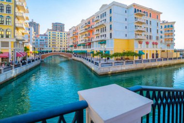 Doha, Katar - 23 Kasım. 2019. Pearl Adası 'ndaki Qanat Quartier bölgesi.