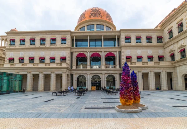 Doha, Qatar - 20 de noviembre. 2019. Galleria Lafayette en Katara Plaza en Katara Village — Foto de Stock