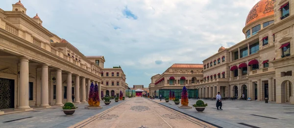 Doha, Qatar - 20 de noviembre. 2019. Galleria Lafayette en Katara Plaza en Katara Village — Foto de Stock
