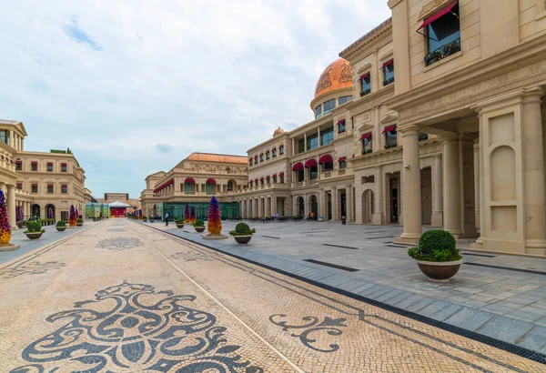 Doha, Qatar - 20 de noviembre. 2019. Galleria Lafayette en Katara Plaza en Katara Village — Foto de Stock