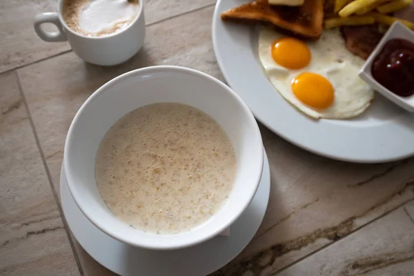 Haferflocken und Rührei mit Frühstückstoast — Stockfoto