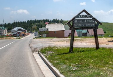 Karadağ, Zabljak - 14 Haziran. 2019. Girişte imza - Otel Enigma, Ulusal Restoran