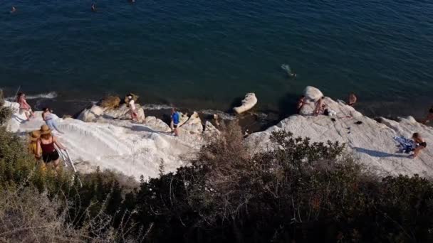 Лимасол, Cyprus - Opel 10. Губернаторский пляж с белыми известняковыми скалами. — стоковое видео