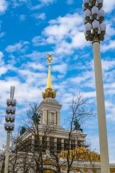 Moscow, Russia - Apr 30. 2018. Main pavilion at VDNH during restoration — Stock Photo, Image