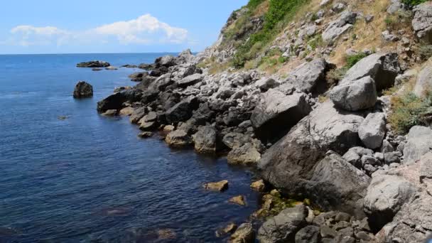 Piękny krajobraz morski z kamieniami na brzegu na Krymie — Wideo stockowe