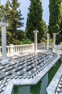 Partenit, Kırım - 8 Temmuz. 2019. Park manzaralı bir gölet Aivazovskoe