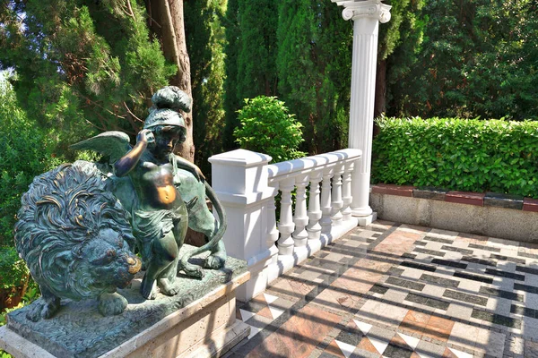 Partenit, Krim - 8 juli. 2019. Gazebo med Amur trädgårdsskulpturer i Park landskap konst Aivazovskoe — Stockfoto