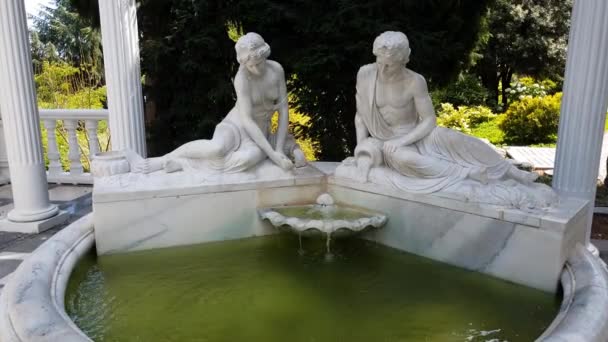 克里米亚Partenit - 7月8日。2019.公园景观艺术中带有花园雕塑的池塘 — 图库视频影像