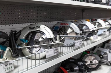 Gryazi, Rusya - 30 Ağustos. 2016 yılı. Prorab mağazasının içindeki elektrikli testereler