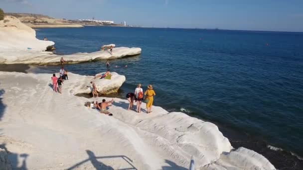 Limassol, Chipre - 10 de outubro. 2019 Praia do governador com penhascos de calcário branco. Ponto de referência — Vídeo de Stock