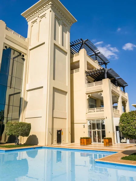 A casa de arquitetura oriental com uma piscina — Fotografia de Stock