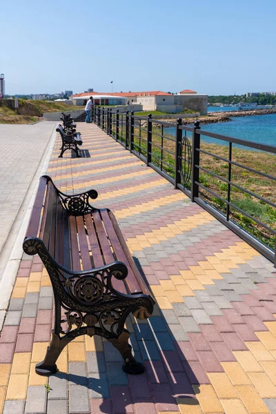 Sevastopol, Crimea - July 3, 2019. Benches on promenade in front of Konstantinovskaya Battery is Museum of military fortress — Stok fotoğraf