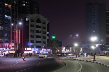 Ajman, Birleşik Arap Emirlikleri - 6 Nisan. 2018. sokak Şeyh Humaida bin Rashid al Nuaimi geceleri