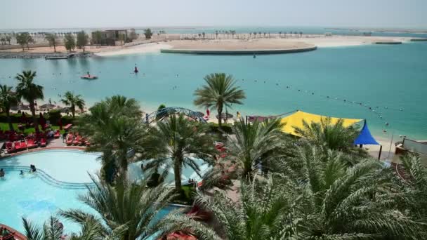 Abu Dhabi, Emiratos Árabes Unidos 1 de abril. 2019. Hermosa zona turística con vistas a la piscina y al mar — Vídeo de stock