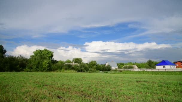 美丽的夏季乡村风景，多云的天空 — 图库视频影像