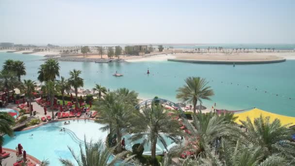 阿布扎比，阿联酋- 4月1日。2019年。可俯瞰游泳池和大海的美丽旅游胜地 — 图库视频影像