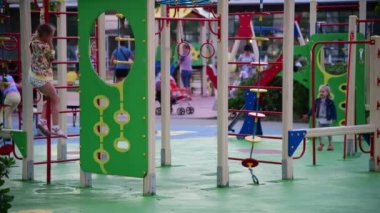 Sochi, Rusya - 6 Haziran. 2018. Sochi Park Oteli 'ndeki çocuk parkında çocuklar tatil yapıyor.