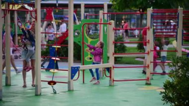 Sochi, Rusya - 6 Haziran. 2018. Sochi Park Oteli 'ndeki çocuk parkında çocuklar tatil yapıyor.