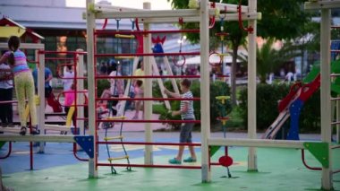 Sochi, Rusya - 6 Haziran. 2018. Sochi Park Oteli 'ndeki çocuk parkında çocuklar tatil yapıyor.
