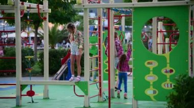 Sochi, Rusya - 6 Haziran. 2018. Sochi Park Oteli 'ndeki çocuk parkında çocuklar tatil yapıyor.