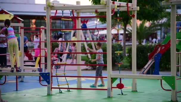 Sochi, Russia - 6 giugno. 2018. vacanze per bambini nel parco giochi del Sochi Park Hotel — Video Stock